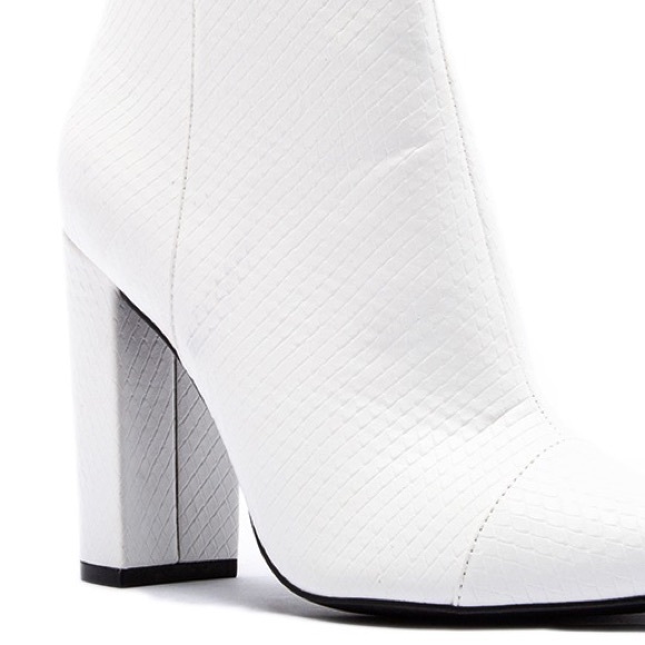 Qupid Signal White Faux Leather Textured Heel Boot - Picture 4 of 4